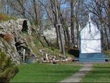 Grotte Bernadette Soubirous et reposoir. Vue générale