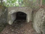 Site patrimonial du Fort-de-Beaumont. Vue de la porte arquée en façade de l'abri à munitions