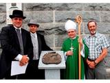 Plaque du 150e anniversaire d'Armagh (2013). Vue générale lors du dévoilement de la plaque de bronze le 21 juin 2013