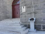 Plaque du 150e anniversaire d'Armagh (2013). Vue générale de l'emplacement sur la façade de l'église.