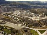 Ancien quartier Saint-Maurice. Vue aérienne des installations de la mine Bell. Au premier plan, la rue Smith est enclavée entre deux haldes de la mine.