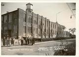 Édifice Valleyfield Silk Mills. Vue de l'usine avec quelques employés (1938).