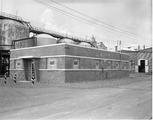 Complexe industriel de l'île aux Chats. Vue sur l'édifice du laboratoire Nichols Chemical (1960).