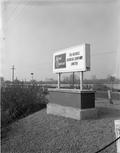 Complexe industriel de l'île aux Chats. Nouvelle enseigne de la compagnie Allied Chemical sur le boulevard du Hâvre, à l'entrée de la jetée menant à l'Île au Chats (1963).
