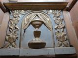 Tabernacle. Porte d'origine de la réserve eucharistique installée derrière l'autel.