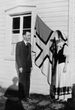 Drapeau (Drapeau du Saguenay). Photo de monsieur et madame Wellie Tremblay avec le drapeau tissé. Madame Tremblay porte une robe de célébration des fêtes du Centenaire de la colonisation du Saguenay. Photo prise en 1952