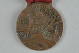 Médailles (Médailles des fêtes du Centenaire de la colonisation du Saguenay de 1938). Médaille avec ruban rouge, Vue de détail, Vue avant