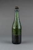 Bouteille à boisson alcoolisée. Vue générale