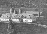 Site archéologique de la poterie de Cap-Rouge. Détail d'une photographie du village de Cap-Rouge vers 1890, montrant la manufacture de poterie de Cap-Rouge (Fonds J. E. Livernois Ltée, Archives nationales à Québec, BAnQ P560,S1,P292)