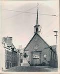 Quartier Vieux-Québec-Basse-Ville - Place Royale - Église Notre-Dame-des-Victoires - Vue prise devant le monument de Louis XIV, 1940, W.B. Edwards, Collection initiale, P600,S6,D1,P456, (Tiré de www.banq.qc.ca)