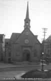 Québec : église Notre-Dame-des-Victoires. Personnages sur les marches de l'église. Fontaine, Edgar Gariépy, Fonds Edgar Gariépy, G-2316