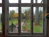 Maison John-Yule. Vue d'une fenêtre de la véranda