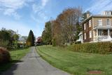 Site patrimonial de Charlesbourg. Vue vers une ruelle privée du Trait-Carré Ouest