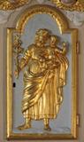 Autels latéraux. Autel latéral gauche, porte de l'amoire eucharistique, bas-relief représentant saint Joseph tenant l'Enfant Jésus