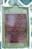 Plaque du premier moulin à papier au Canada. Vue avant