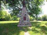 Plaque du premier moulin à papier au Canada. Vue d'ensemble