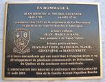 Plaque de Jean Brochu et Nicole Saulnier. Vue avant