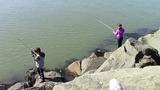 Jeunes pêcheurs au quai de Notre-Dame-du-Portage