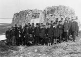 Le capitaine Joseph-Elzéar Bernier et son équipage à Winter Harbour, sur l'île Melville en 1908