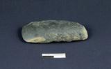 Herminette en chert, entre 1100 et 1300. Collection de l'Université Laval, photographie Université Laval.