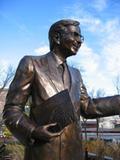 Monument de Robert Bourassa. Détail. Vue avant