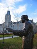 Monument de Robert Bourassa. Détail. Vue latérale