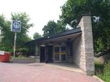 Édicule de la station de métro Université de Montréal - sortie Louis-Colin. Vue avant