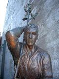 Monument L'Homme-Rivière. Détail. Vue avant