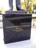 Plaque du monument de Louis-Hippolyte La Fontaine. Vue avant