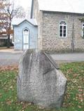 Plaque en mémoire des Abénakis impliqués dans les deux guerres mondiales. Vue d'ensemble