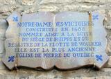 Plaque de l'église de Notre-Dame-des-Victoires. Vue avant