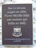 Plaque du site de la maison de Pierre Miville. Vue avant