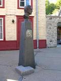 Monument de Jean-Paul Lemieux. Vue latérale