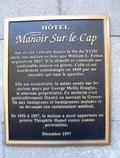 Plaque de l'hôtel Manoir Sur-le-Cap. Vue avant