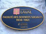 Plaque de la Faculté des sciences sociales de l'Université Laval. Vue avant