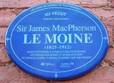 Plaque de Sir James MacPherson Le Moine. Vue avant