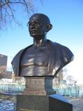 Buste du monument de Mohandas Karamchand Gandhi. Vue avant