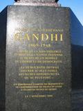 Plaque du monument de Mohandas Karamchand Gandhi. Vue avant