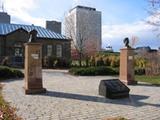 Monuments d'Émile Nelligan et d'Alexandre Pouchkine. Vue d'ensemble