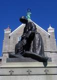 Sculpture du monument de Jeanne Mance. Vue avant