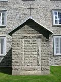 Charnier du premier cimetière de la communauté de l'Hôpital général de Québec. Vue avant