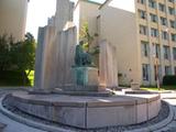 Monument d'Édouard Montpetit. Vue d'ensemble