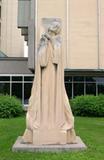 Statue de Jeanne au bûcher. Oeuvre d'art du pavillon Claire-McNicoll. Vue avant