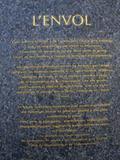 Plaque de la sculpture L'envol. Vue avant