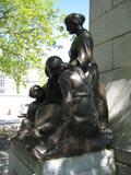 Sculpture (Marie Rollet et ses enfants). Statue. Vue latérale
