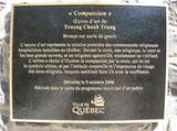 Plaque de la sculpture Compassion. Vue avant