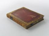 Livre (Divi Thomae Aquinatis doctoris angelici ordinis praedicatorum summae catholicae fidei contra gentiles lib. IV ad plurima exempla comparati, & emendati accedit dissertatio praevia Bernardi Mariae de Rubeis eiudem ordinis). Extérieur de l'imprimé