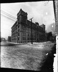 Édifice Gérald-Godin. Vue de la façade avant, depuis la Place d'Youville, vers 1900.