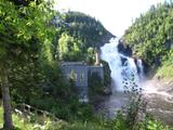 Moulin de pâte à bois et la chute de la rivière Ouiatchouan. Vue d'ensemble
