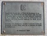 Plaque aux Braves. Vue avant